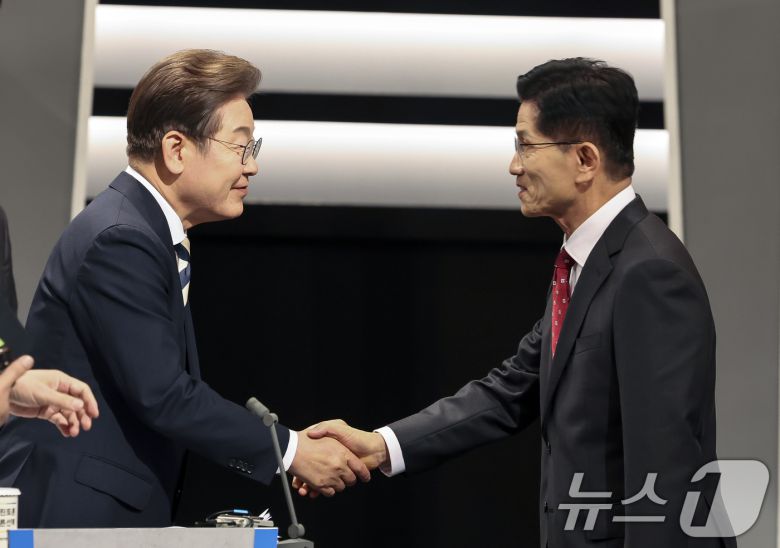 이재명 더불어민주당(왼쪽) 대통령 후보와 김문수 국민의힘 대통령 후보가 지난달 23일 서울 영등포구 KBS본관 스튜디오에서 토론회 시작에 앞서 악수하고 있다. 2025.5.23/뉴스1 ⓒ News1 국회사진기자단