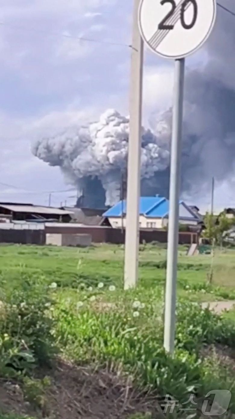 시베리아 이르쿠츠크에 있는 벨라야 기지에서 연기가 피어오르고 있다. 1일 공개된 소셜미디어 이미지를 캡처한 것이다. 2025.06.01 ⓒ 로이터=뉴스1 ⓒ News1 최종일 선임기자