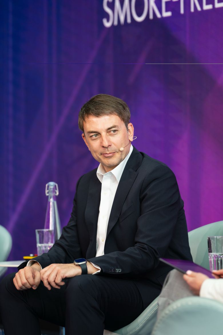 바실리스 가젤리스(Vassilis Gkatzelis) 필립모리스 인터내셔널(Philip Morris International Inc) 동아시아·호주 및 글로벌 면세사업부 총괄 사장은 지난 27일(현지시간) 스위스 뇌샤텔 PMI R&D센터 더 큐브에서 열린 '테크노베이션2025'에서 담배 연기 없는 미래 비전에 대해 설명하고 있다. (필립모리스 제공)