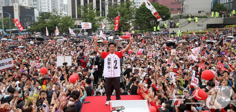 김문수 국민의힘 대통령 후보가 2일 오후 부산 동구 부산역 광장에서 열린 유세에서 시민들에게 지지를 호소하고 있다. 2025.6.2/뉴스1 ⓒ News1 윤일지 기자