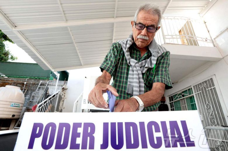 1일(현지시간) 멕시코 할리스코주 과달라하라의 투표소에서 유권자들이 판사 선출 투표를 하고 있다. ⓒ AFP=뉴스1