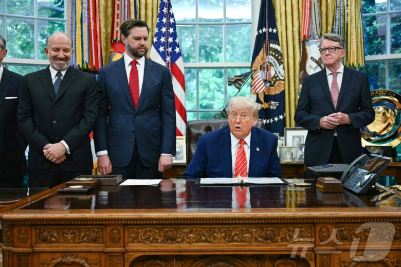도널드 트럼프 미국 대통령이 8일(현지시간) 하워드 러트닉 미국 상무부 장관(좌), JD 밴스 미국 부통령(좌측 두 번째), 피터 맨델슨 주미 영국 대사(맨 오른쪽)와 함께 워싱턴DC 백악관 집무실에서 영국과 무역 합의 발표를 하고 있다. 2025.05.08 ⓒ AFP=뉴스1 ⓒ News1 류정민 특파원