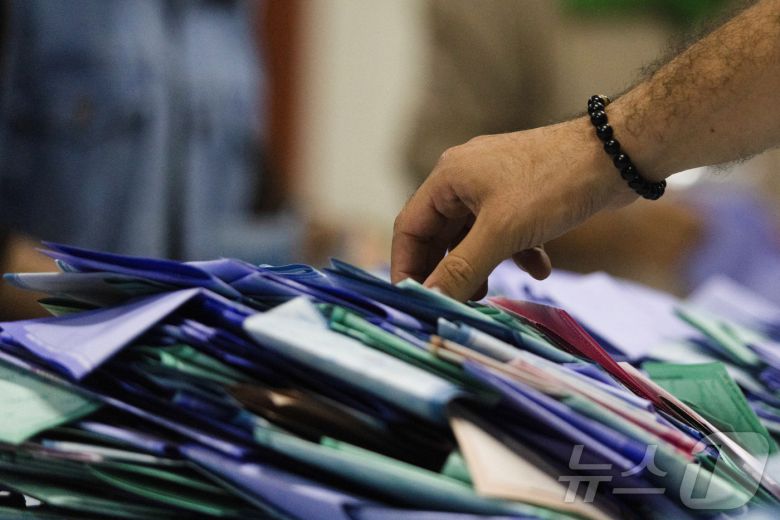 1일(현지시간) 멕시코시티에서 선거 관리원이 판사 선출 투표를 분리하고 있다. ⓒ 로이터=뉴스1