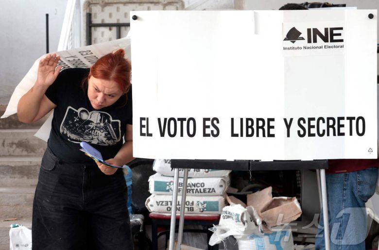 1일(현지시간) 멕시코 할리스코주 과달라하라의 투표소에서 유권자들이 판사 선출 투표를 하고 있다. ⓒ AFP=뉴스1