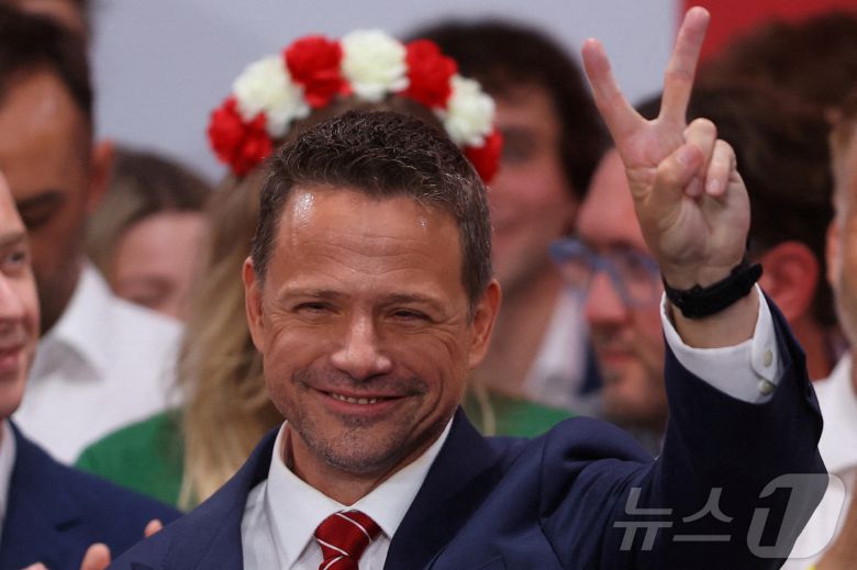 폴란드 집권당 시민플랫폼(PO) 대통령 후보이자 바르샤바 시장인 라파우 트르자스코프스키가 2025년 6월 1일 폴란드 바르샤바에서 열린 대선 2차 투표의 출구 조사 발표 후 승리의 손가락 V자를 표시하고 있다. 2025.6.1 ⓒ 로이터=뉴스1 ⓒ News1 강민경 기자