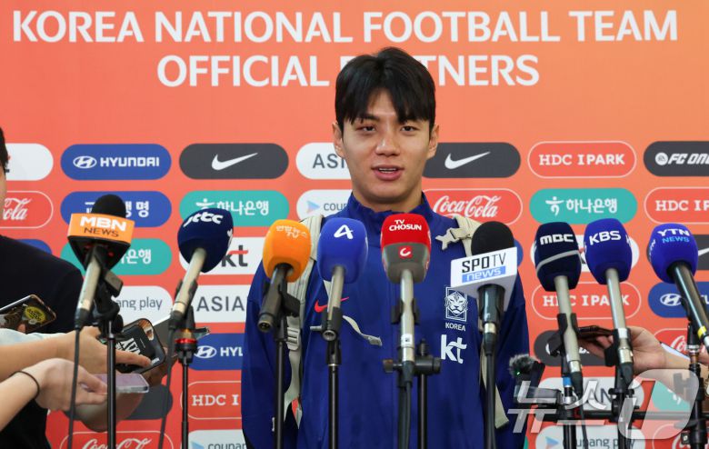 축구 국가대표팀 전진우 선수가 2일 이라크전 원정경기를 하기 위해 인천국제공항을 통해 출국하며 인터뷰를 하고 있다. 대한민국 축구대표팀은 6일 오전 3시15분(한국시간) 이라크와 2026 국제축구연맹(FIFA) 북중미 월드컵 아시아 3차 예선 B조 경기를 치른다. 2025.6.2/뉴스1 ⓒ News1 박세연 기자