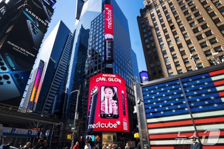 미국 뉴욕 타임스퀘어 전광판에 에이피알 메디큐브 옥외광고가 송출되고 있다. (에이피알 제공)