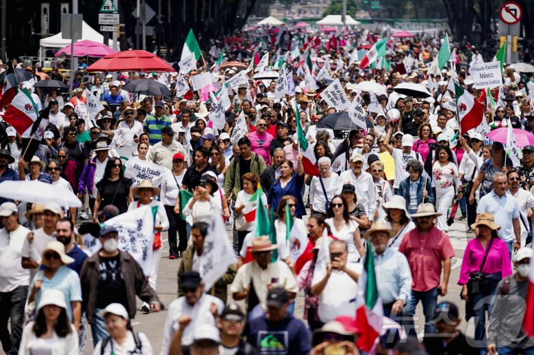 1일(현지시간) 멕시코시티 레포르마 거리에서 시민들이 판사 선거 반대 시위를 하고 있다.ⓒ 로이터=뉴스1
