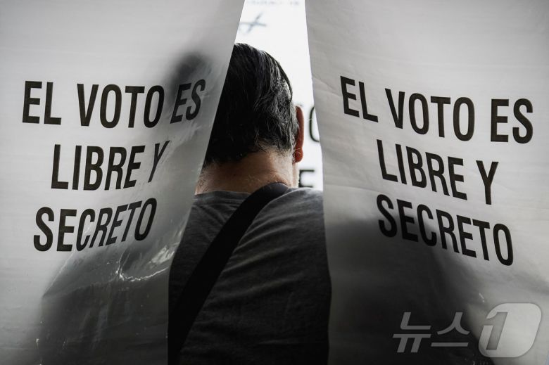 1일(현지시간) 멕시코시티 한 투표소에서 유권자들이 판사 선출을 위한 투표를 하고 있다.  ⓒ 로이터=뉴스1
