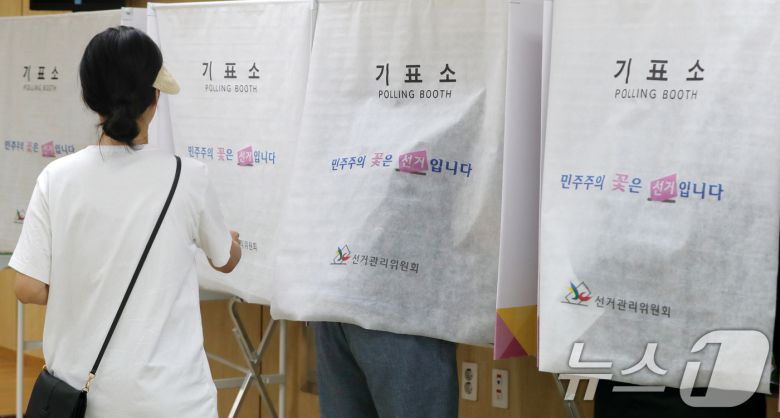 제21대 대통령 선거 사전 투표 둘째 날인 30일 전북 완주군 봉동읍행정복지센터에 마련된 사전투표소에서 한 유권자가 기표소로 향하고 있다. 2025.5.30/뉴스1 ⓒ News1 유경석 기자