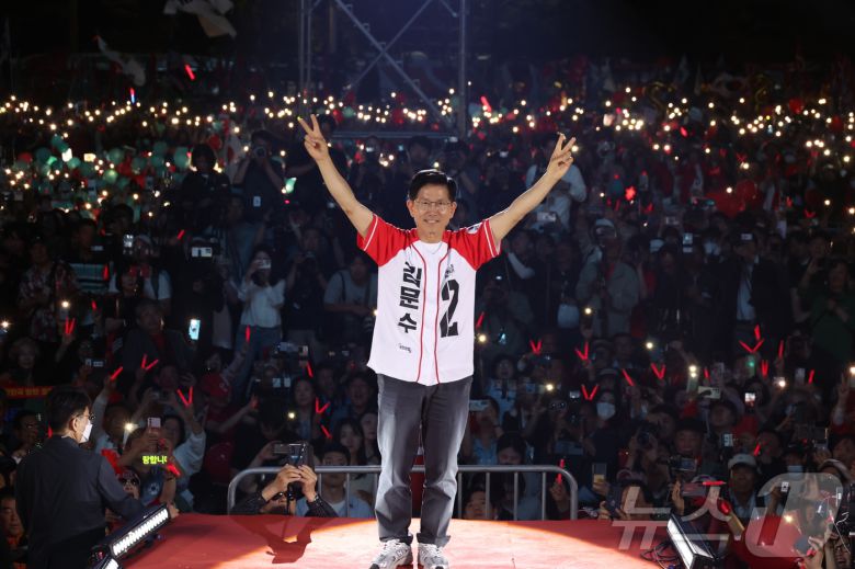 김문수 국민의힘 대통령 후보와 이낙연 전 국무총리가 제21대 대통령 선거를 하루 앞둔 2일 오후 서울 중구 서울시청 앞 광장에서 열린 '울려라 함성, 들어라 승리의 메아리' 피날레 유세에서 지지자들을 향해 인사하고 있다. (공동취재)2025.6.2/뉴스1 ⓒ News1 이광호 기자