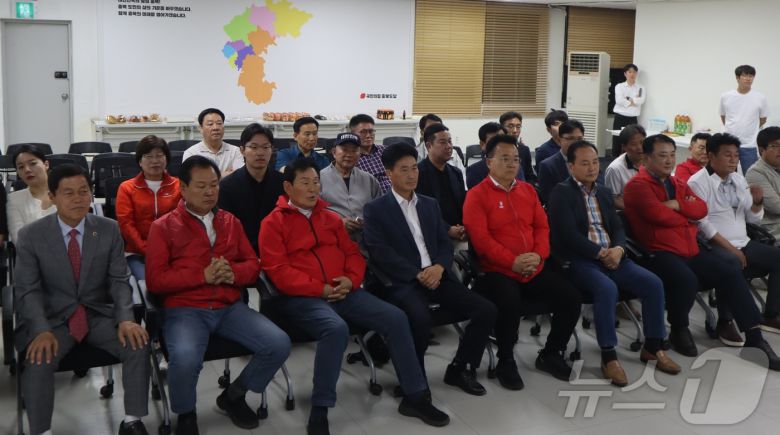 국민의힘 충북도당 관계자들이 3일 오후 충북 청주시 흥덕구 국민의힘 충북도당 사무실에서 21대 대통령선거 출구조사 방송을 지켜보고 있다. 2025.6.3/뉴스1 ⓒ News1 박건영 기자