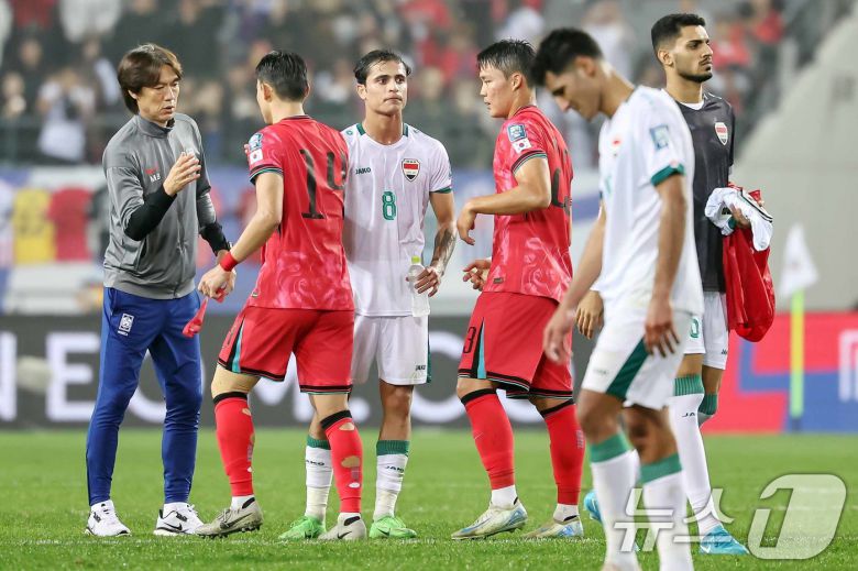 15일 오후 경기 용인시 처인구 용인미르스타디움에서 열린 2026 국제축구연맹(FIFA) 북중미 월드컵 아시아 3차 예선 B조 4차전 대한민국과 이라크의 경기에서 홍명보 대한민국 축구 국가대표팀 감독이 3대2 승리를 확정지은 뒤 문선민 등 선수들을 격려하고 있다. 2024.10.15/뉴스1 ⓒ News1 민경석 기자