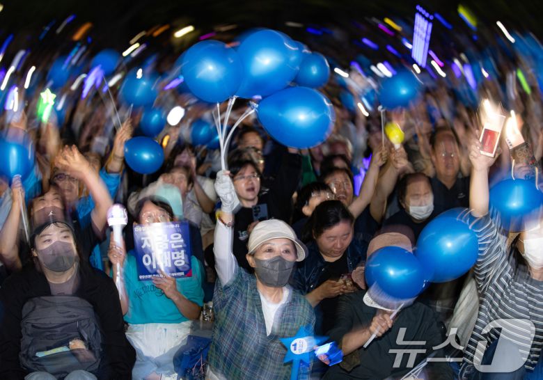 제21대 대통령선거를 하루 앞둔 2일 오후 서울 영등포구 여의도공원에서 열린 이재명 더불어민주당 대통령 후보 마지막 유세에서 시민들이 이 후보를 응원하고 있다. 2025.6.2/뉴스1 ⓒ News1 이재명 기자