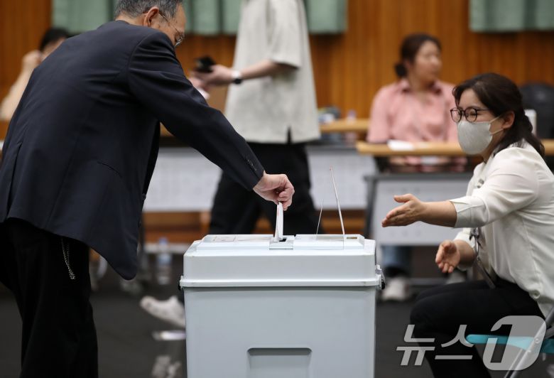 제21대 대통령 선거일인 3일 부산 동래구 내성초등학교 참빛관체육관에 마련된 복산동 제2투표소 앞에서 유권자들이 투표를 하고 있다. 2025.6.3/뉴스1 ⓒ News1 윤일지 기자