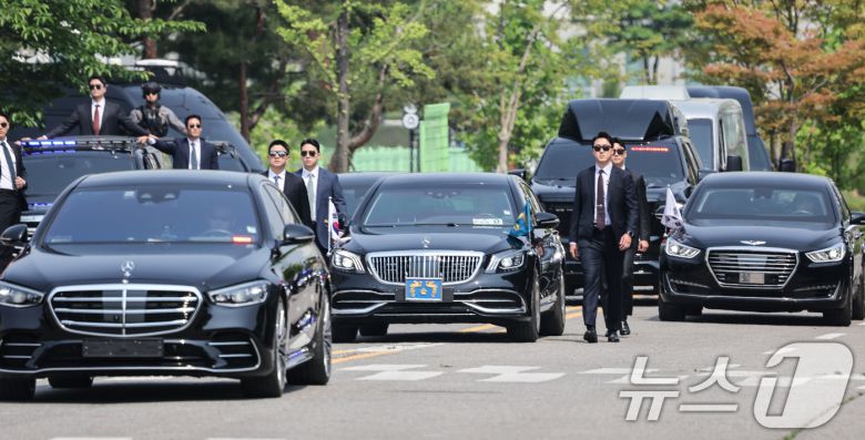 대통령경호처가 제21대 대통령 취임식을 앞두고 서울 강서구 경호안전교육원에서 대통령의 절대 안전 확보를 위한 경호 훈련 현장을 언론에 공개했다. 경호요원들이 취임식 퍼레이드를 시연하고 있다. (공동취재) 2025.5.27/뉴스1 ⓒ News1 허경 기자