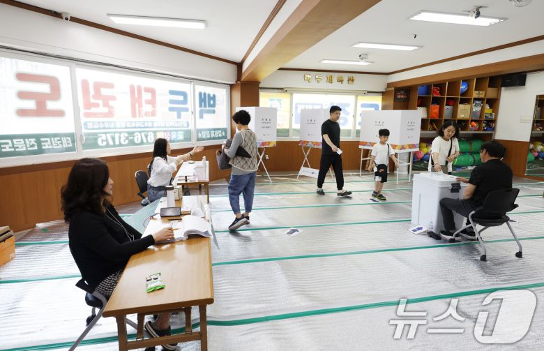 제21대 대통령선거 본투표날인 3일 오전 광주 남구 진월동 제5투표소인 백두태권도 체육관에서 유권자들이 투표를 하고 있다. 2025.6.3/뉴스1 ⓒ News1 김태성 기자