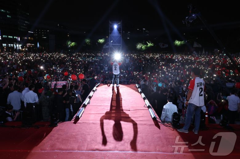 김문수 국민의힘 대통령 후보와 이낙연 전 국무총리가 제21대 대통령 선거를 하루 앞둔 2일 오후 서울 중구 서울시청 앞 광장에서 열린 '울려라 함성, 들어라 승리의 메아리' 피날레 유세에서 지지자들을 향해 인사하고 있다. (공동취재)2025.6.2/뉴스1 ⓒ News1 이광호 기자
