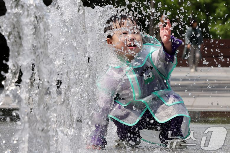 전국 대부분 지역 낮 기온이 25도 이상으로 올라 초여름 날씨를 보인 20일 서울 종로구 광화문광장 바닥분수에서 어린이들이 물놀이를 하며 더위를 식히고 있다. 2025.5.20/뉴스1 ⓒ News1 이동해 기자