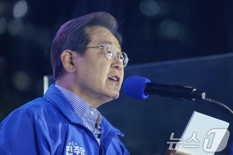 이재명 더불어민주당 대통령 후보가 제21대 대통령선거를 하루 앞둔 2일 오후 서울 영등포구 여의도공원에서 열린 마지막 유세에서 지지를 호소하고 있다. 2025.6.2/뉴스1 ⓒ News1 안은나 기자
