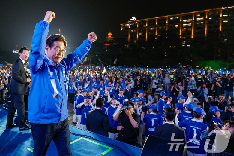 이재명 더불어민주당 대통령 후보가 제21대 대통령선거를 하루 앞둔 2일 오후 서울 영등포구 여의도공원에서 마지막 유세를 마친 뒤 인사하고 있다. 2025.6.2/뉴스1 ⓒ News1 안은나 기자