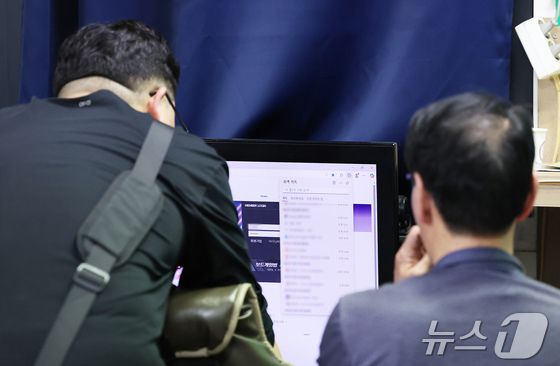 서울 강북경찰서 범죄예방질서계 소속 경찰관들이 지난 5월 무허가 사행성 불법 게임장 단속을 하고 있다. 2025.6.3 ⓒ 뉴스1 장수영 기자
