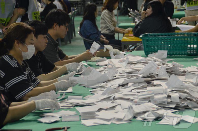 제21대 대통령 선거의 개표가 3일 강원 원주시 원주종합체육관에서 진행되고 있다. 2025.6.3/뉴스1 ⓒ News1 신관호 기자