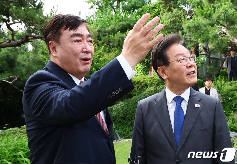 이재명 대통령이 더불어민주당 대표 시절인 2023년 6월 성북구 중국대사관저를 방문해 싱하이밍 주한중국대사와 관저를 둘러보고 있는 모습. 2023.6.8/뉴스1 ⓒ News1 국회사진취재단