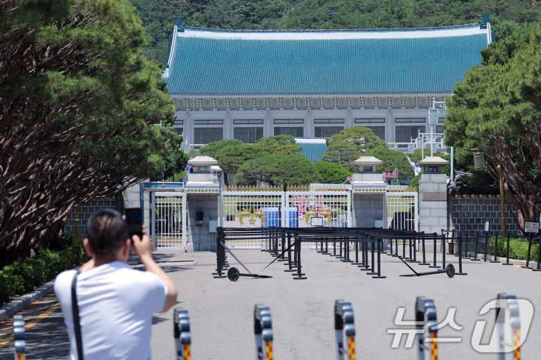 권력의 상징에서 ‘국민 품으로 돌아간 공간’으로 환영받았던 청와대가 다시 대통령 집무실로 변경될 예정인 가운데 4일 휴관으로 문이 닫힌 청와대를 찾은 외국인 관광객이 기념 사진을 찍고 있다. 2025.6.4/뉴스1 ⓒ News1 박정호 기자