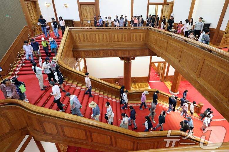 제21대 대통령 선거 투표일인 3일 서울 종로구 청와대에서 관람객들이 경내를 둘로보고 있다. 2025.6.3/뉴스1 ⓒ News1 황기선 기자