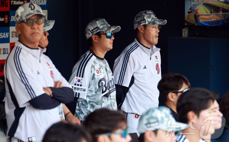 조성환 두산 베어스 감독대행이 3일 오후 서울 송파구 잠실야구장에서 열린 프로야구 '2025 신한 SOL뱅크 KBO 리그' KIA 타이거즈와 두산 베어스의 경기, 1회초 선발 곽빈의 투구를 지켜보고 있다. 2025.6.3/뉴스1 ⓒ News1 김진환 기자