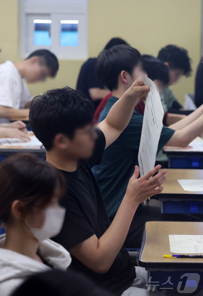 재수생들이 2026학년도 대학수학능력시험 6월 평가원 모의고사 시행일인 4일 오전 서울 양천구 종로학원 고사실에서 시험지를 배부받고 있다. (공동취재) 2025.6.4/뉴스1 ⓒ News1 이승배 기자