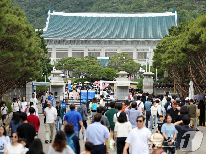 제21대 대통령 선거 투표일인 3일 서울 종로구 청와대에서 관람객들이 입장을 위해 줄을 서 있다. 2025.6.3/뉴스1 ⓒ News1 황기선 기자