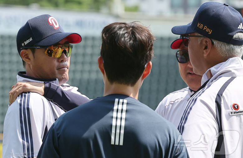 조성환 두산 베어스 감독대행이 3일 오후 서울 송파구 잠실야구장에서 열리는 프로야구 '2025 신한 SOL뱅크 KBO 리그' KIA 타이거즈와의 경기를 앞두고 코칭스테프와 대화를 나누고 있다. 2025.6.3/뉴스1 ⓒ News1 김진환 기자
