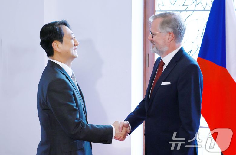 안덕근 산업통상자원부 장관이 7일(현지시간) 체코 프라하 총리실에서 페트르 피알라(Petr Fiala) 체코 총리를 면담하며 악수를 나누고 있다. (산업통상자원부 제공. 재판매 및 DB 금지) 2025.5.7/뉴스1