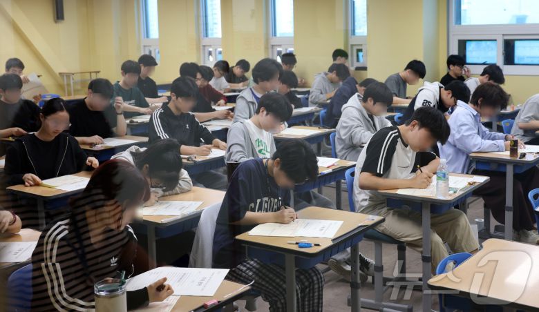 재수생들이 2026학년도 대학수학능력시험 6월 평가원 모의고사 시행일인 4일 오전 서울 양천구 종로학원 고사실에서 문제를 풀고 있다. (공동취재) 2025.6.4/뉴스1 ⓒ News1 이승배 기자