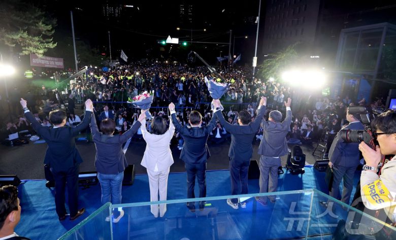 당선이 확실시 되는 이재명 더불어민주당 대통령 후보와 부인 김혜경 여사가 4일 오전 서울 여의도 국회 앞에서 열린 국민 개표방송 행사에서 시민들을 향해 인사하고 있다. (공동취재) 2025.6.4/뉴스1 ⓒ News1 안은나 기자