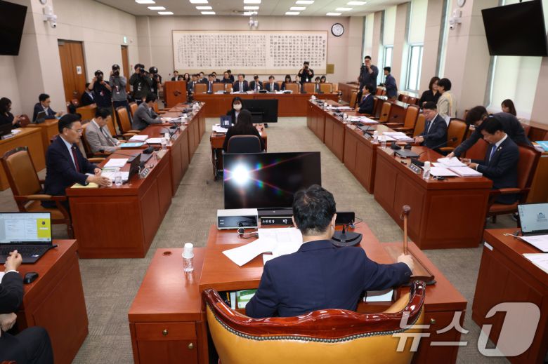 서울 여의도 국회에서 열린 법제사법위원회 제1차 법안심사제1소위워회에서 박범계 위원장이 의사봉을 두드리고 있다. 2025.5.7/뉴스1 ⓒ News1 이광호 기자