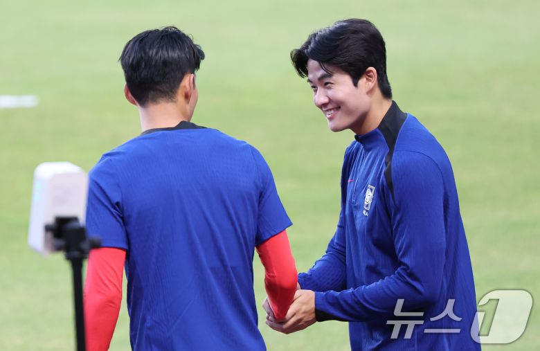대한민국 축구 국가대표팀 설영우와 손흥민이 3일 오후 경기 고양시 고양종합운동장에서 가진 소집훈련을 참석하며 인사를 나누고 있다. 대표팀은 오는 5일 서울 상암월드컵경기장에서 팔레스타인과 2026 국제축구연맹(FIFA) 북중미 월드컵 3차 예선 1차전을 치른다. 2024.9.3/뉴스1 ⓒ News1 김도우 기자