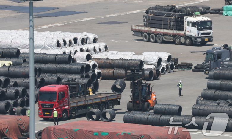 경기 평택시 포승읍 평택항 수출 야적장에 철강 제품이 쌓여있는 모습. /뉴스1 ⓒ News1 김영운 기자