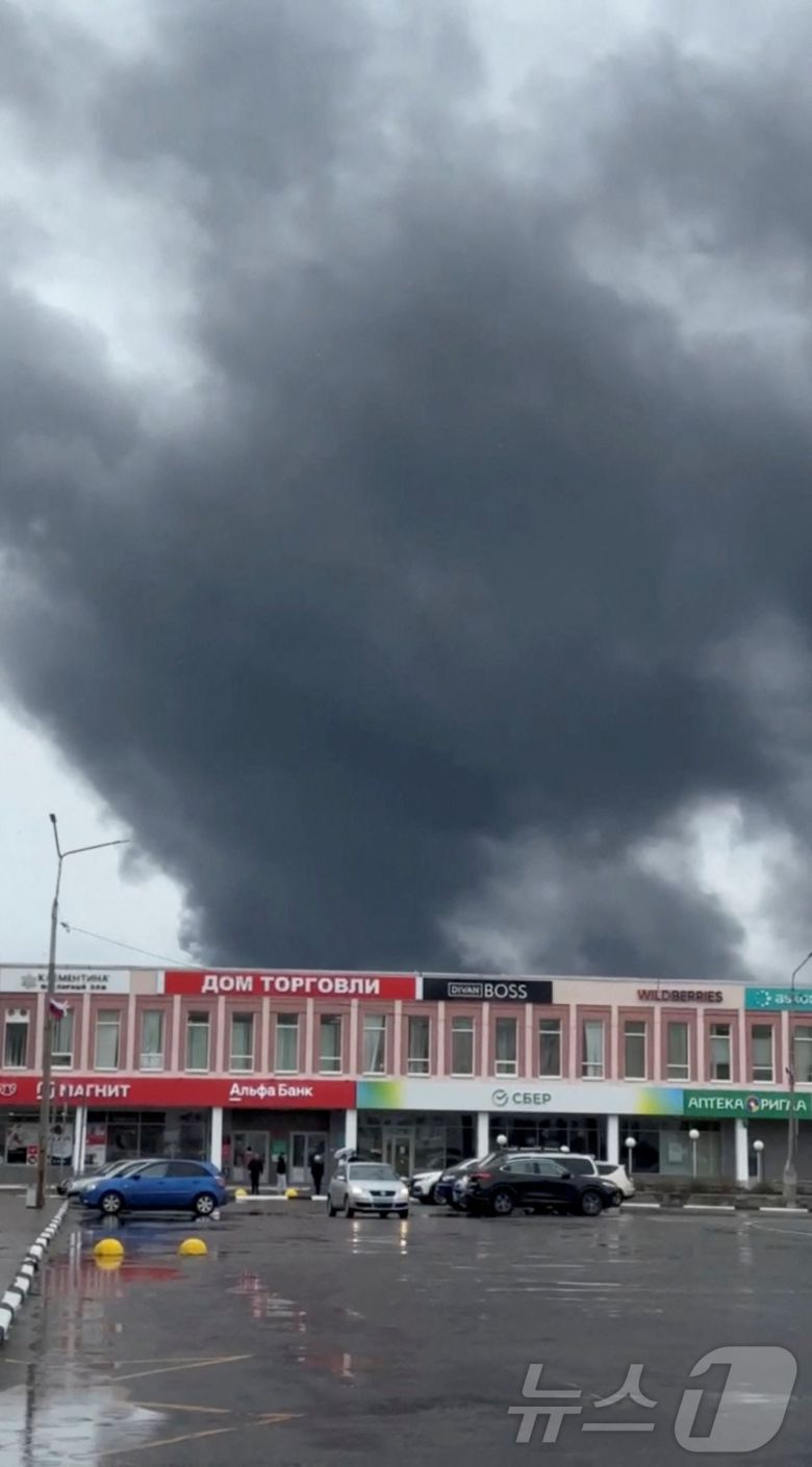 우크라이나가 1일(현지시간) 러시아의 공군기지 네 곳을 드론으로 타격했다. 우크라이나는 러시아 영토 내에 드론을 몰래 들여놓았다가 발진시켜 러시아 폭격기 41대를 파괴했다. 사진은 무르만스크 올레냐 공군기지 인근의 모습. 2025.06.01 ⓒ 로이터=뉴스1 ⓒ News1 권영미 기자