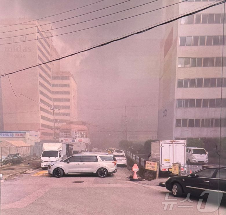 지난달 17일 발생한 광주 광산구 소촌동 금호타이어 광주공장 화재 당시 인근 주택가의 모습.(독자제공. 재판매 및 DB 금지) ⓒ News1 이승현 기자