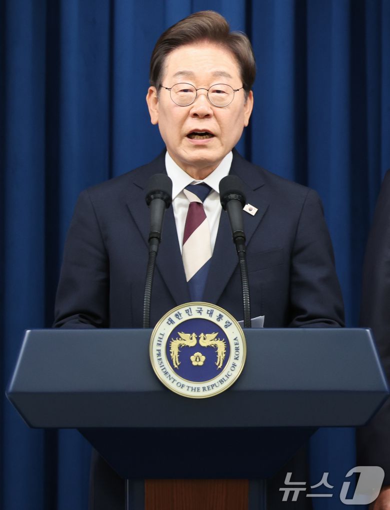 이재명 대통령이 4일 서울 용산구 대통령실 청사 브리핑룸에서 국무총리와 국정원장, 대통령 비서실장 등 인선발표를 하고 있다.  2025.6.4/뉴스1 ⓒ News1 허경 기자