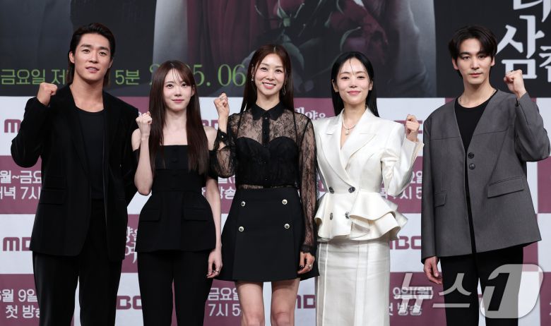 배우 서하준(왼쪽부터), 이루다, 장신영, 윤아정, 오창석이 5일 서울 마포구 상암동 MBC 사옥에서 열린 새 일일드라마 '태양을 삼킨 여자' 제작발표회에서 포즈를 취하고 있다. '태양을 삼킨 여자'는 피해자가 가해자로 둔갑한 세상에서 하나뿐인 딸의 이름으로 재벌가에 맞선 한 여자의 처절한 복수극을 그린 작품으로 오는 9일 첫 방송된다. 2025.6.5/뉴스1 ⓒ News1 김성진 기자