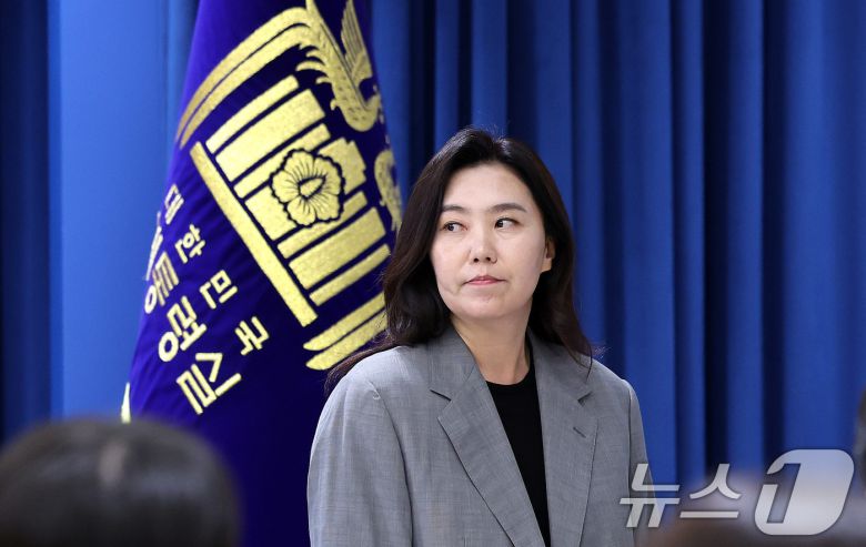 강유정 대통령실 대변인이 5일 서울 용산구 대통령실 청사에서 현안 브리핑을 마친 뒤 자리를 이동하고 있다. 이재명 대통령은 이날 한덕수 전 대통령 권한대행 국무총리가 지명한 이완규·함상훈 헌법재판관 후보자에 대한 지명을 철회했다. 강 대변인은 대통령실 브리핑을 통해 “한 전 총리가 권한 없이 지명했다”며 이같이 밝혔다. ⓒ News1 박지혜 기자