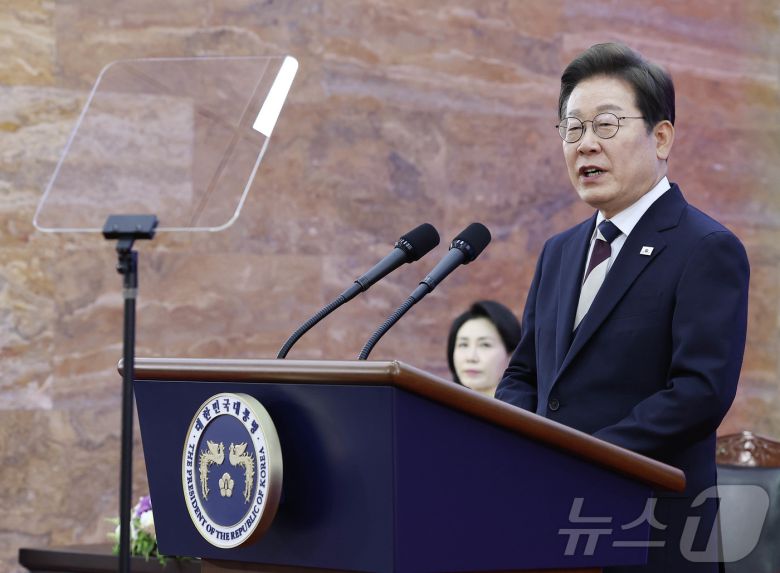 이재명 대통령이 6일  국립서울현충원에서 거행되는 제70회 현충일 추념식에 참석했다. 사진은 이 대통령이 지난 4일 서울 여의도 국회 본청 로텐더홀에서 제21대 대통령 취임사를 하고 있는 모습. 2025.6.4/뉴스1 ⓒ News1 국회사진기자단