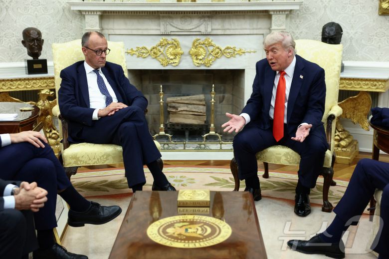 도널드 트럼프 미국 대통령과 프리드리히 메르츠 독일 총리가 5일(현지시간) 미국 워싱턴DC 백악관에서 회담하고 있다. 2025.06.05 ⓒ 로이터=뉴스1 ⓒ News1 류정민 특파원