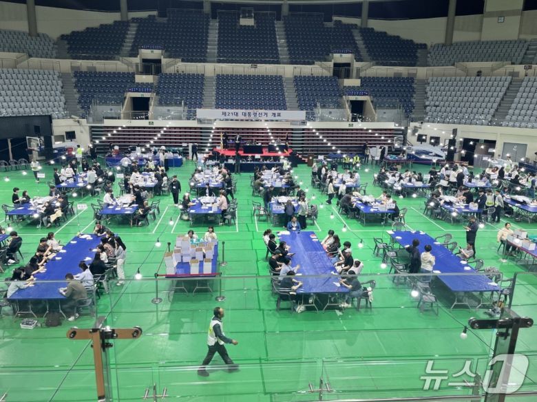 지난 3일 대선 개표를 진행하고 있는 안동체육관 2025.6.5/뉴스1 신성훈 기자