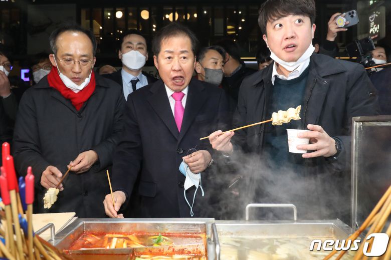 2022년 2월 12일 이준석 국민의힘 대표와 홍준표 의원이 대구 중구 동성로를 찾아 어묵을 맛보고 있다. 2022.2.12/뉴스1 ⓒ News1 공정식 기자