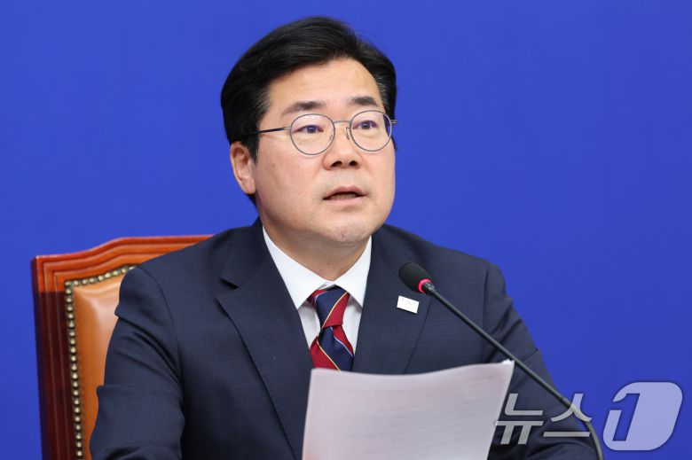 박찬대 더불어민주당 대표 직무대행 겸 원내대표가 5일 오전 서울 여의도 국회에서 열린 최고위원회의에 참석해 모두 발언하고 있다. 2025.6.5/뉴스1 ⓒ News1 안은나 기자